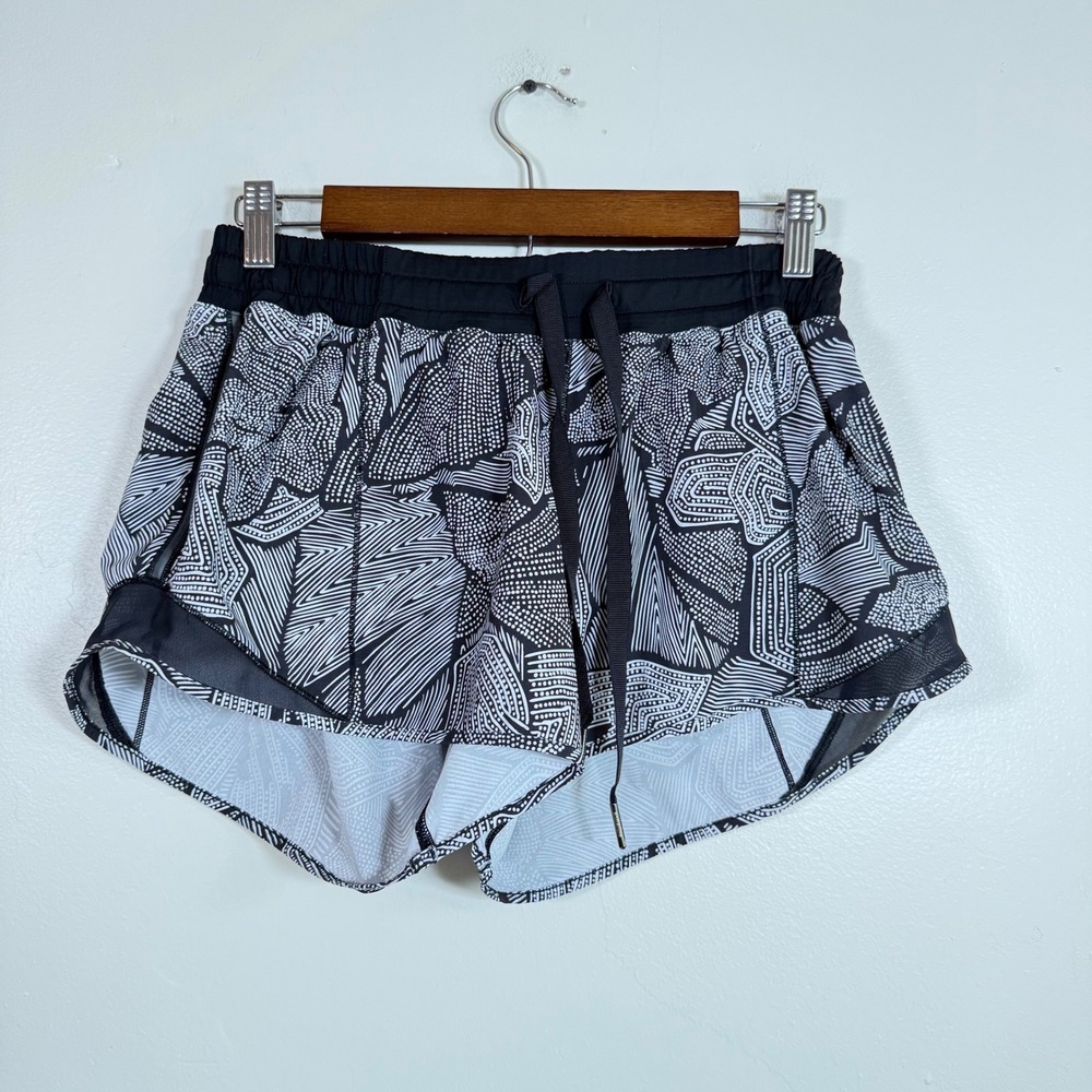Lululemon Tracker Short V Geometric Dot Print Running Shorts Size 8 Black White